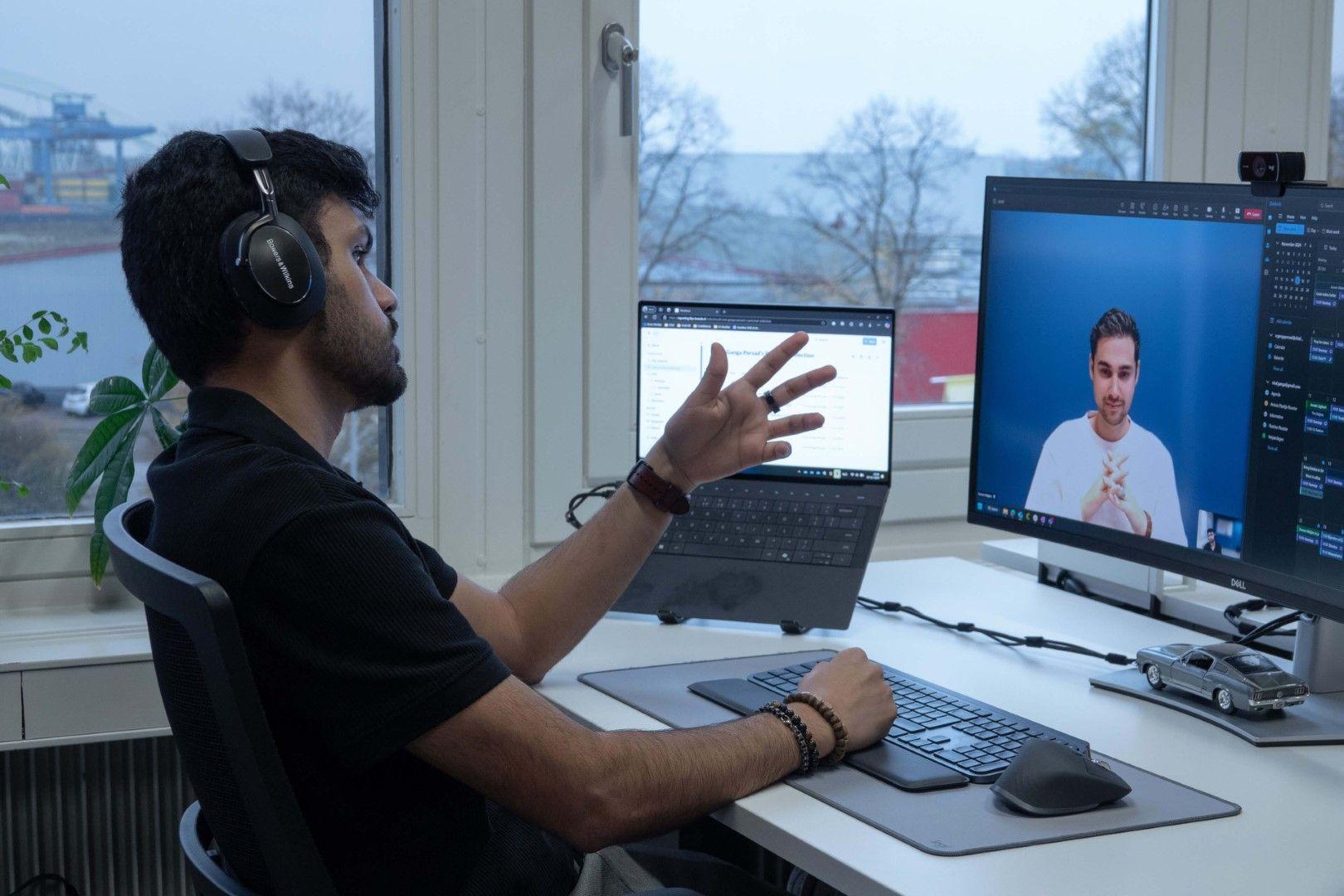Viral voert met koptelefoon op een videogesprek vanaf zijn bureau